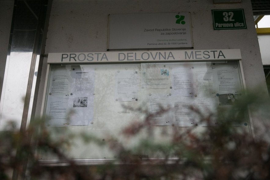 Številni starejši gredo v pokoj neposredno z zavoda za zaposlovanje, kar naj bi po novem ukinili.