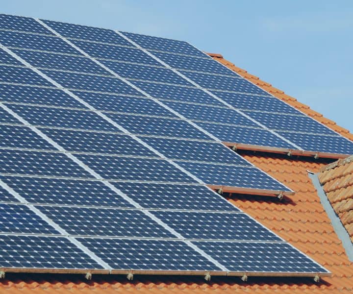 Kaj prinaša novi Pravilnik o študiji izvedljivosti postavitve fotonapetostne naprave ter pomembna dejstva o sončni elektrarni za uporabnika