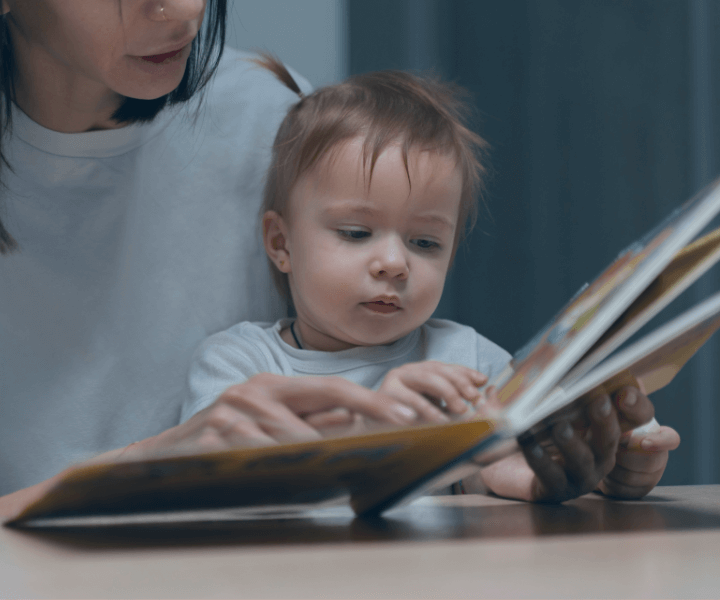 razvoj komunikacije, govora in jezika od rojstva do 2. leta