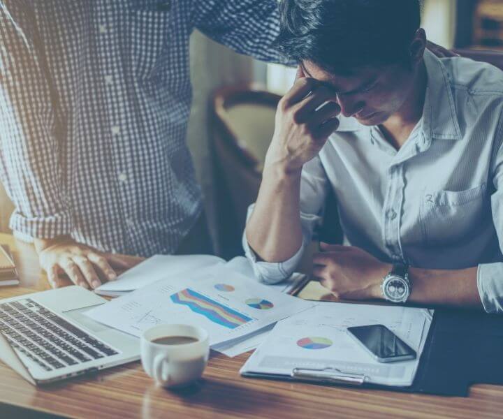 Upravljanje finančnih tveganj in stresni testi v praksi